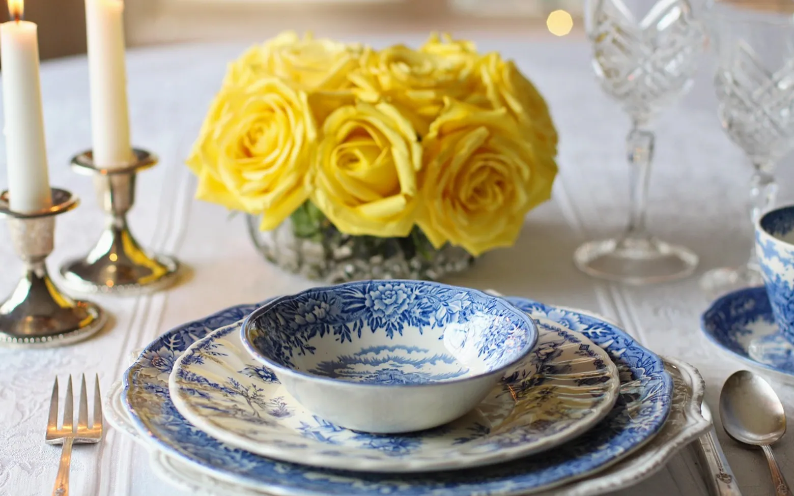 Place setting, dinner and table setting