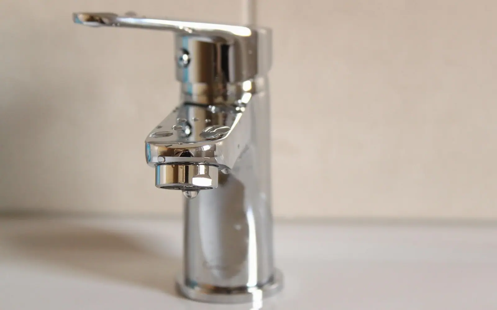 Water tap, bath and bathroom